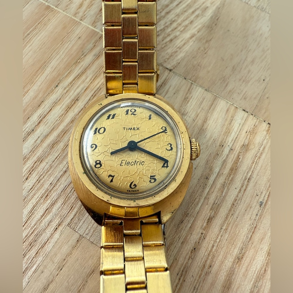 Vintage Timex electric ladies gold tone watch NEW BATTERY